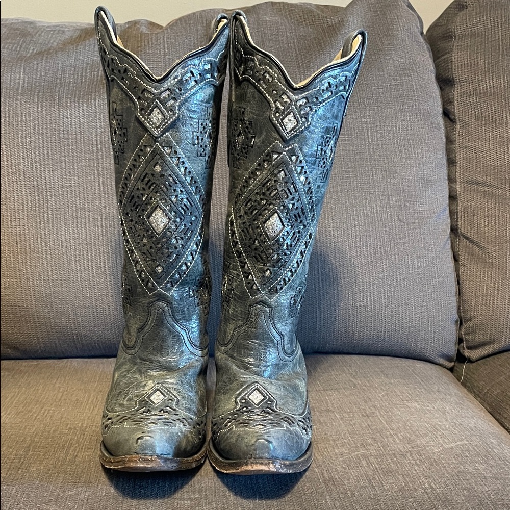 Elegant Embroidered Heeled Boots - Gray